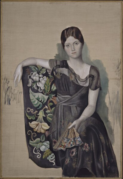 肘掛け椅子に座るオルガの肖像1918年